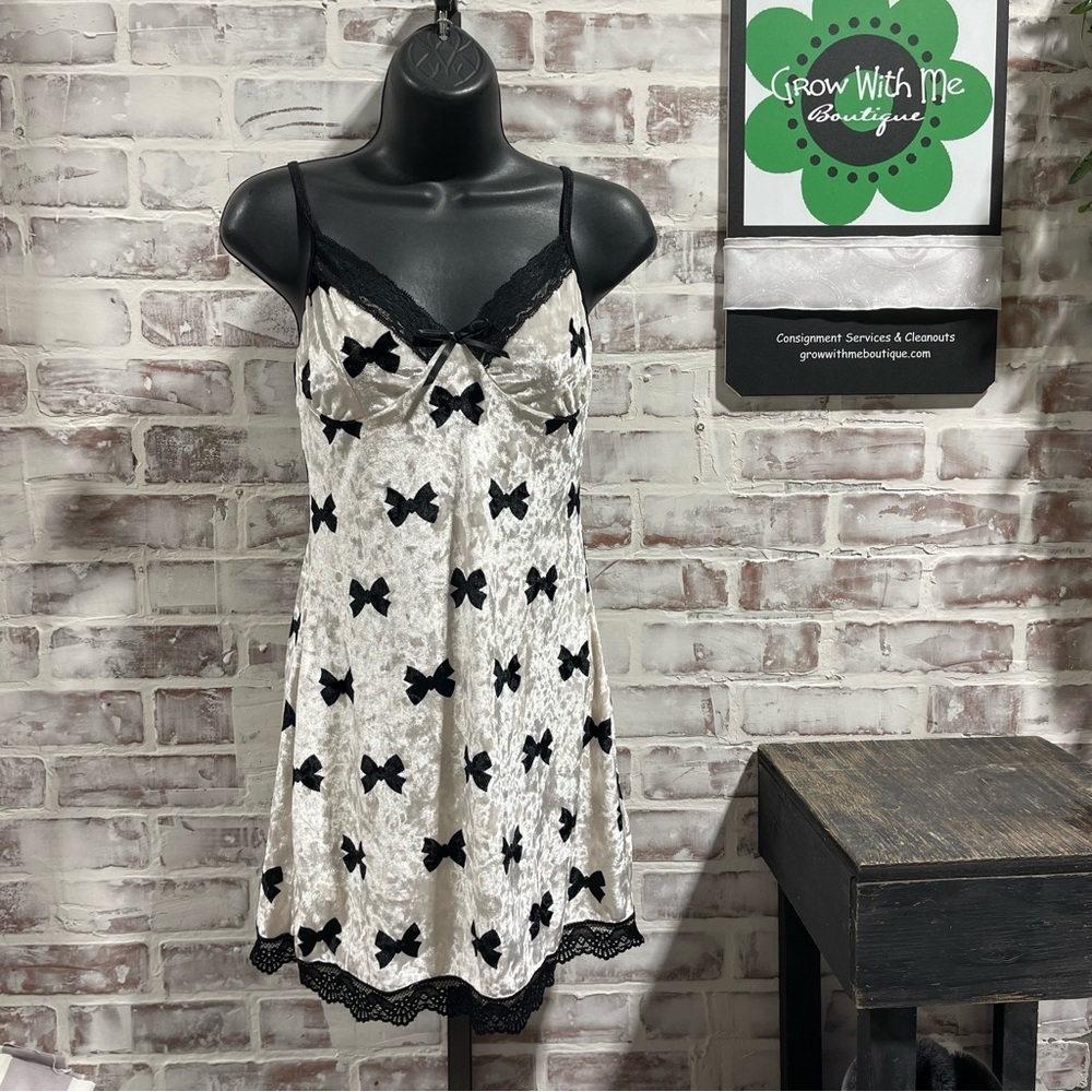 Elegant Black and White Lace Chemise Womens small